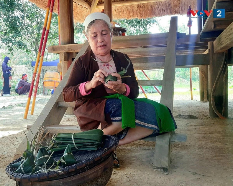 Mme Le Thi Dung est en train de préparer des gâteaux bánh ú pour les offrir lors de la fête du riz nouveau. Photo : VOV Mme Le Thi Dung est en train de préparer des gâteaux bánh ú pour les offrir lors de la fête du riz nouveau. Photo : VOV