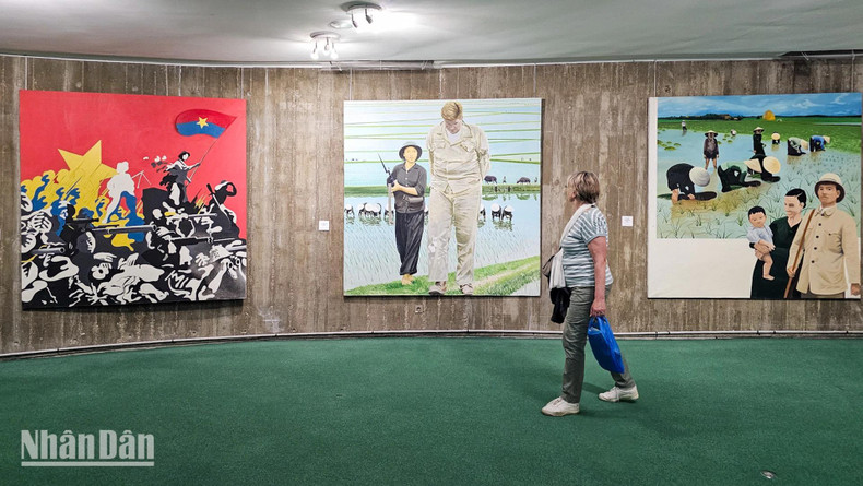 Cette exposition présente des peintures, des dessins et des affiches exprimant la solidarité avec la lutte du peuple vietnamien. Photo : Minh Duy