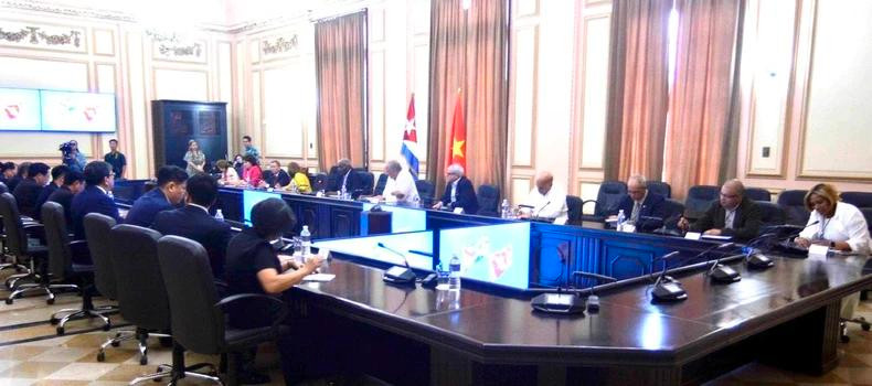 Vue d’ensemble de la réunion entre la délégation vietnamienne, conduite par Nguyen Xuan Thang, et Esteban Lazo, président de l’Assemblée nationale du pouvoir populaire de Cuba. Photo : Ambassade du Vietnam à Cuba.