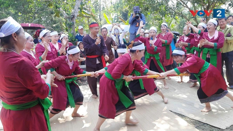 Après la cérémonie solennelle, les habitants se retrouvent pour s’amuser ensemble à travers des jeux traditionnels. Photo : VOV Après la cérémonie solennelle, les habitants se retrouvent pour s’amuser ensemble à travers des jeux traditionnels. Photo : VOV