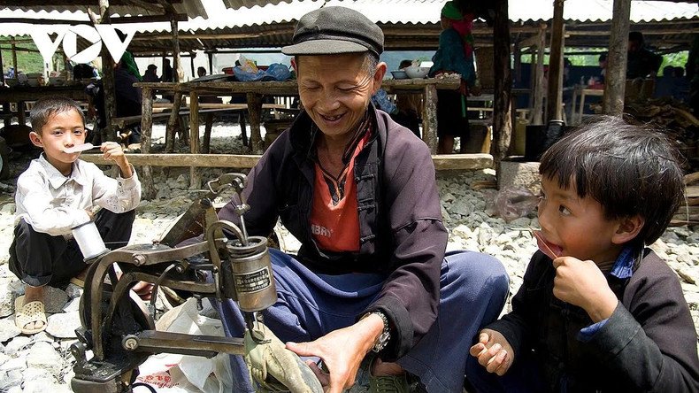 La réparation de chaussures en tissu, un service typique que l’on ne trouve que dans les marchés des régions montagneuses. Photo : VOV. La réparation de chaussures en tissu, un service typique que l’on ne trouve que dans les marchés des régions montagneuses. Photo : VOV.