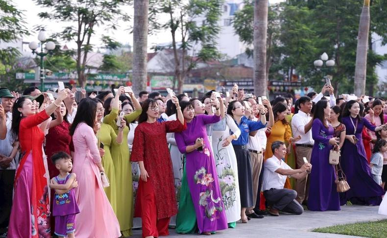 La cérémonie de salut au drapeau et le déploiement du drapeau géant ont attiré l’intérêt d’un large public.