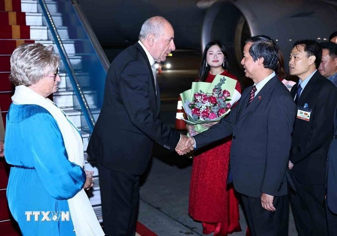 Le ministre de l'Éducation et de la Formation, Nguyen Kim Son, accueille le président hongrois Sulyok Tamas et son épouse à l'aéroport international de Noi Bai. Photo : VNA Le ministre de l'Éducation et de la Formation, Nguyen Kim Son, accueille le président hongrois Sulyok Tamas et son épouse à l'aéroport international de Noi Bai. Photo : VNA