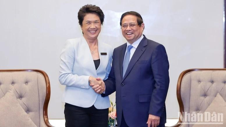 Le Premier ministre Pham Minh Chinh et Somhatai Panichewa, directrice générale d'Amata VN (relevant du groupe Amata). Photo: NDEL