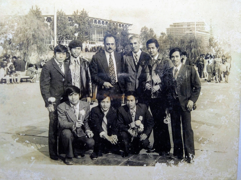 Le Dr. Nghiem Vu Khai (deuxième à partir de la gauche) aux côtés de ses enseignants et amis durant ses années d’études à Bakou. Photo fournie par le Dr. Nghiem Vu Khai.