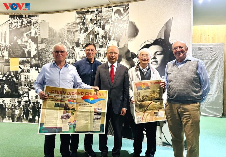L'ambassadeur du Vietnam en France Dinh Toàn Thang (au milieu) et les délégués présents à l'événement. Photo: Anh Tuân/VOV – Paris L'ambassadeur du Vietnam en France Dinh Toàn Thang (au milieu) et les délégués présents à l'événement. Photo: Anh Tuân/VOV – Paris