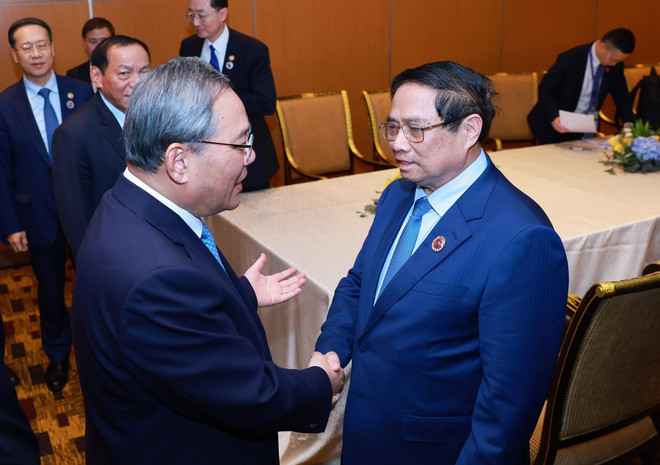 Le Premier ministre Pham Minh Chinh (droite) et le Premier ministre chinois Li Qiang à Kuala Lumpur. Photo : VNA.