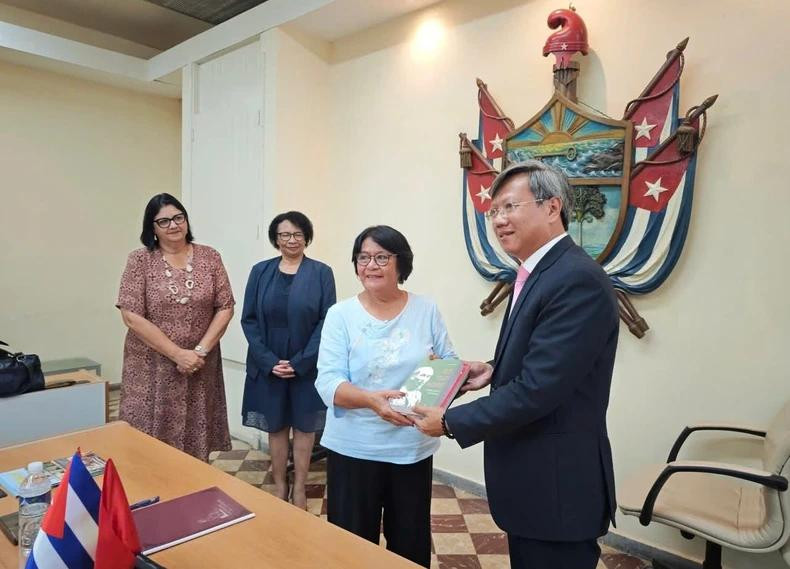 L’ambassadeur Le Quang Long remet un ouvrage sur le Président Hô Chi Minh au responsable du Département d’études sur Hô Chi Minh à l’Université de La Havane. Photo : Ambassade du Vietnam à Cuba.