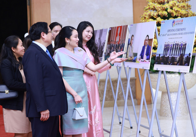 Le Premier ministre Pham Minh Chinh et la Première ministre thaïlandaise Paetongtarn Shinawatra visitent l'exposition de photos sur la coopération entre les deux pays organisée par l'Agence vietnamienne d'Information. Photo : VNA. Le Premier ministre Pham Minh Chinh et la Première ministre thaïlandaise Paetongtarn Shinawatra visitent l'exposition de photos sur la coopération entre les deux pays organisée par l'Agence vietnamienne d'Information. Photo : VNA.