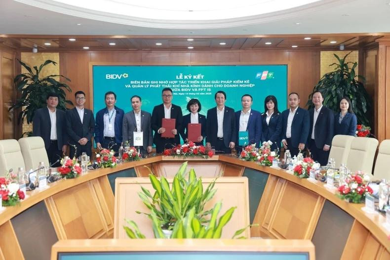 Cérémonie de signature du protocole d’accord entre la banque BIDV et le Groupe FPT pour la mise en œuvre de la solution d’inventaire des gaz à effet de serre VertZéro. Photo : Chau Khoa