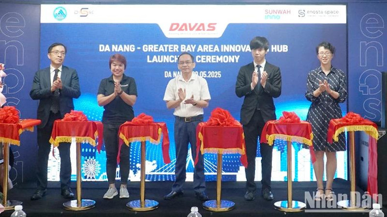 Des représentants coupent le ruban inaugural de l’Espace d’innovation Danang – Grande Baie.