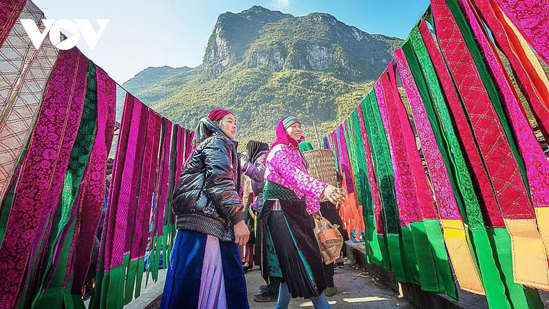 Les articles les plus présents sur les étals sont les vêtements traditionnels des ethnies locales. Photo : VOV. Les articles les plus présents sur les étals sont les vêtements traditionnels des ethnies locales. Photo : VOV.