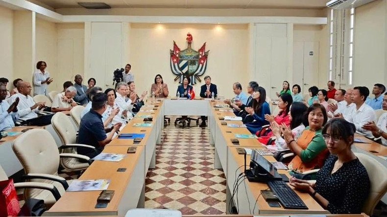Les délégués présents à la cérémonie d’inauguration du Département d’études sur Hô Chi Minh à l’Université de La Havane.