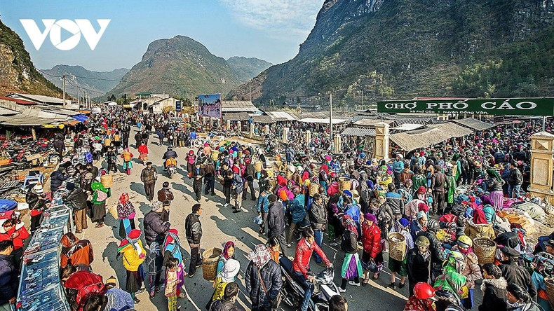 Le marché de Pho Cao, dans le district de Dong Van, commence dès l’aube et ne s’achève qu’en début d’après-midi. Photo : VOV. Le marché de Pho Cao, dans le district de Dong Van, commence dès l’aube et ne s’achève qu’en début d’après-midi. Photo : VOV.