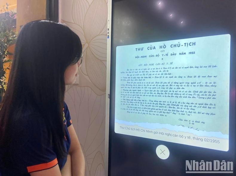 Le site commémoratif du Président Hô Chi Minh utilise les technologies numériques pour offrir aux visiteurs un accès direct à des informations officielles et à des contenus visuels sur sa vie, son œuvre et sa pensée.