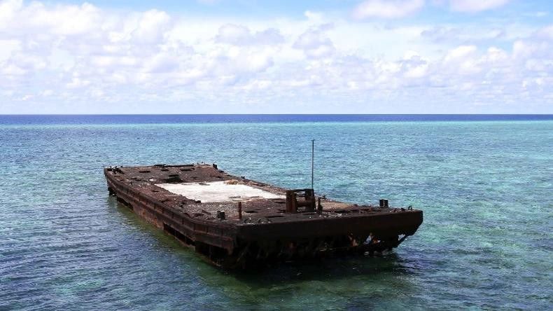 Le ponton est ancré sur le haut-fond de l’île Da Lon et est devenu un abri pour les nids de goélands.