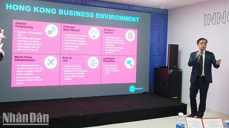 Un intervenant présente l’écosystème des startups à Hong Kong (Chine).