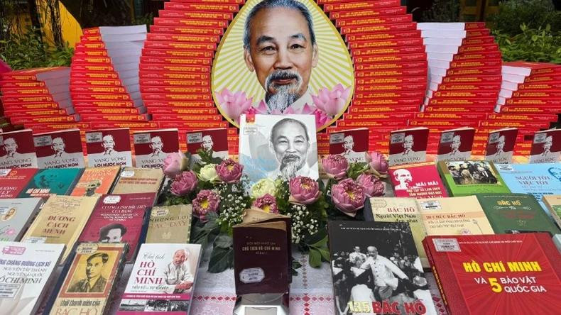 Des livres sur le président Hô Chi Minh exposés lors de l'événement. Des livres sur le président Hô Chi Minh exposés lors de l'événement.