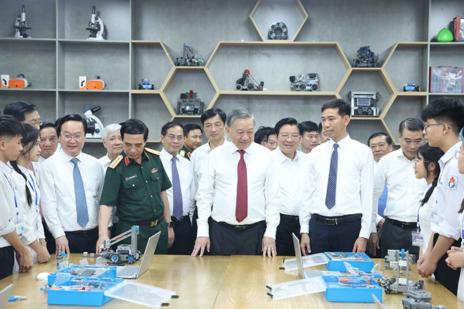 Le dirigeant remet au lycée Kim Lien une salle de classe équipée pour l’enseignement des sciences, des technologies, de l’ingénierie et des mathématiques (STEM). Photo : VNA.