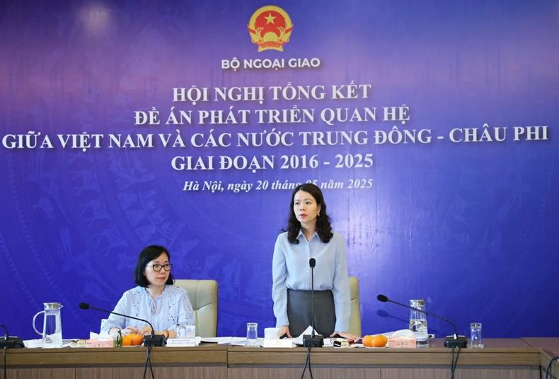La vice-ministre des Affaires étrangères, Mme Nguyen Minh Hang, prend la parole lors de la conférence. Photo : Baoquocte