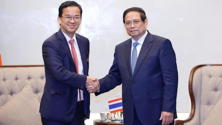 Le Premier ministre Pham Minh Chinh et Jormsup Lochaya, président du Super Energy Group de Thaïlande. Photo : NDEL