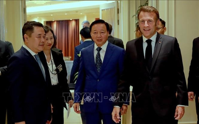 Le vice-Premier ministre Tran Hong Ha participe (centre) à un petit-déjeuner de travail, à l'invitation du président français Emmanuel Macron. Photo : VNA.