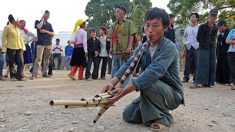 Le son du khèn joué par un jeune homme H’Mông résonne au marché de Pho Cao, ajoutant une touche d’âme à cette rencontre culturelle. Photo : VOV. Le son du khèn joué par un jeune homme H’Mông résonne au marché de Pho Cao, ajoutant une touche d’âme à cette rencontre culturelle. Photo : VOV.