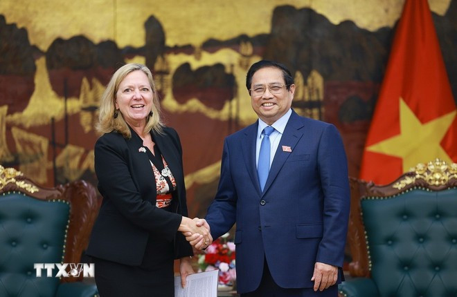 Le Premier ministre Pham Minh Chinh et Mariam J. Sherman, directrice nationale de la BM pour le Vietnam, le Laos et le Cambodge. Photo: VNA Le Premier ministre Pham Minh Chinh et Mariam J. Sherman, directrice nationale de la BM pour le Vietnam, le Laos et le Cambodge. Photo: VNA