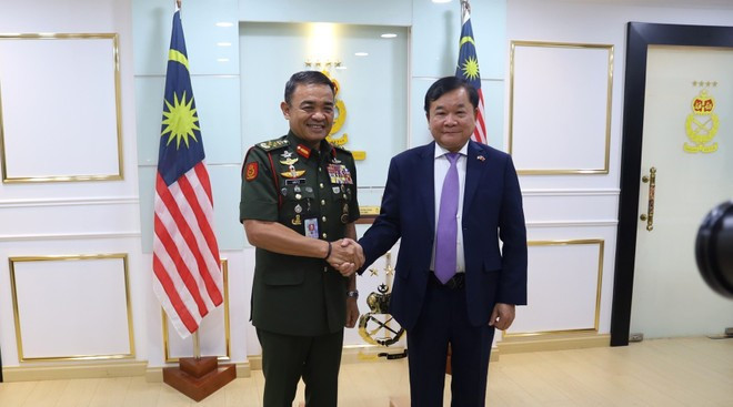 Le vice-ministre vietnamien de la Défense Hoang Xuan Chien (à droite) rencontre le général Datuk Muhammad Hafizuddeai bin Jantan, commandant de l'armée malaisienne. Photo : VNA. Le vice-ministre vietnamien de la Défense Hoang Xuan Chien (à droite) rencontre le général Datuk Muhammad Hafizuddeai bin Jantan, commandant de l'armée malaisienne. Photo : VNA.