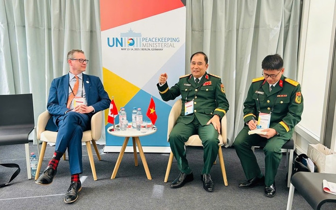 Le général de corps d'armée Phung Si Tân (2e à partir de la droite) rencontre Giles Norman, directeur général du Bureau canadien des menaces et conflits transnationaux. Photo: qdnd.vn Le général de corps d'armée Phung Si Tân (2e à partir de la droite) rencontre Giles Norman, directeur général du Bureau canadien des menaces et conflits transnationaux. Photo: qdnd.vn