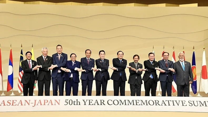 Le Premier ministre japonais Kishida Fumio (au centre) croise les bras pour serrer la main des dirigeants de l’ASEAN avant l’ouverture du sommet commémorant le 50e anniversaire des relations ASEAN-Japon. Photo : Nhat Bac. Le Premier ministre japonais Kishida Fumio (au centre) croise les bras pour serrer la main des dirigeants de l’ASEAN avant l’ouverture du sommet commémorant le 50e anniversaire des relations ASEAN-Japon. Photo : Nhat Bac.