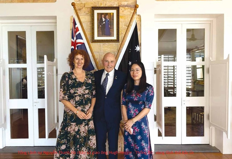 Le gouverneur du Territoire du Nord de l’Australie et son épouse ont reçu la consule générale Nguyên Thanh Hà lors d’un voyage d’affaires dans le Territoire du Nord de l’Australie du 4 au 8 juin 2023. Photo : Consulat général du Vietnam à Perth.