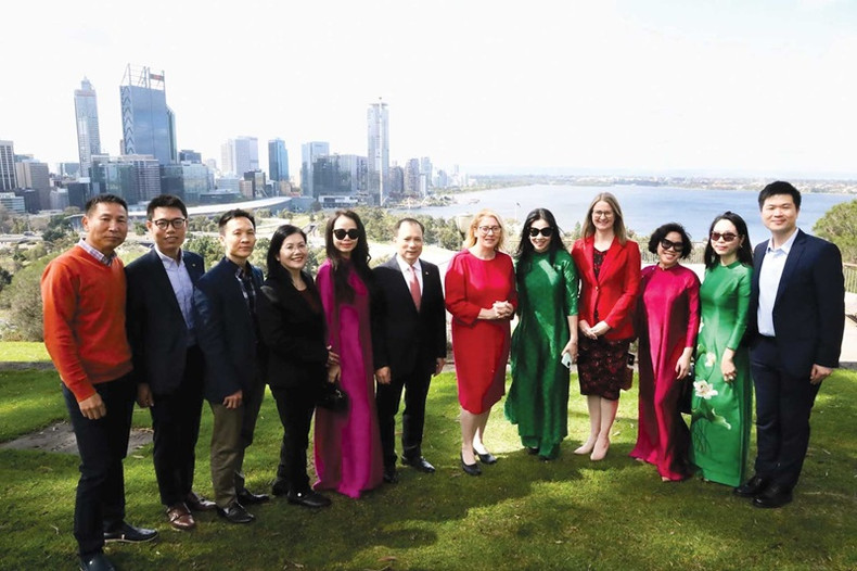 Des représentants du gouvernement de l’État d’Australie-Occidentale, de l’aéroport de Perth, du consulat général du Vietnam à Perth et de Vietnam Airlines ont pris une photo souvenir lors de la cérémonie de lancement du nouveau vol direct entre Hô Chi Minh-Ville (Vietnam) et Perth (Australie), le 1er septembre 2023. Photo : VNA.