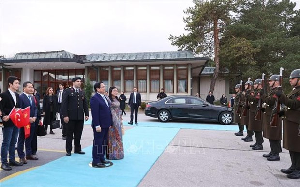 Le Premier ministre Pham Minh Chinh et son épouse à l'aéroport international Esenboga, à Ankara. Photo : VNA. Le Premier ministre Pham Minh Chinh et son épouse à l'aéroport international Esenboga, à Ankara. Photo : VNA.