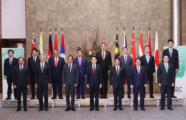 Le Premier ministre japonais, Kishida Fumio, et les chefs des délégations des pays de l'ASEAN. Photo : VNA.