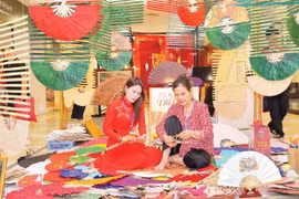 De la scénographie aux éventails en papier du village artisanal de Chang Son, l’ensemble reflète la créativité des jeunes designers.