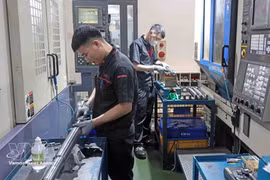 Fabrication de pièces pour les industries automobile et moto dans la compagnie KD Heat Technology, dans la zone industrielle de Diem Thuy, province de Thai Nguyen. Photo : VNA.