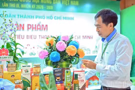 L'ingénieur Le Trung Hieu sur le stand d'exposition des produits de l’Association des agriculteurs de Ho Chi Minh-Ville, en marge du Congrès.