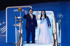 Le Premier ministre vietnamien Pham Minh Chinh et son épouse sont rentrés à Hanoï. Photo : VNA.