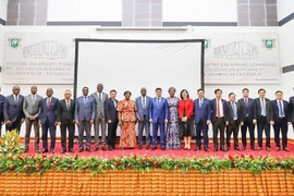 Le vice-président de l’Assemblée nationale Vu Hong Thanh et les délégués participant au séminaire. Photo : VNA.