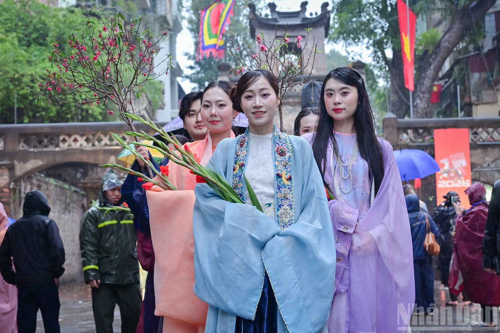Les jeunes ont joyeusement ressenti l’atmosphère du Tet d’antan au cœur du patrimoine.