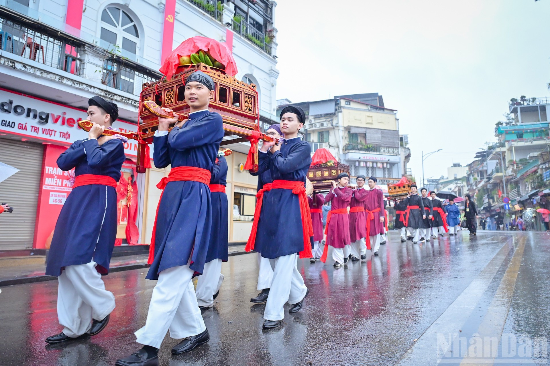 Le cortège a débuté à Ô Quan Chuong, puis s’est déplacé le long des rues Hang Chieu – Hang Duong – Hang Ngang – Hang Dao – Place Dong Kinh Nghia Thuc – Zone piétonne du lac Hoan Kiem (rues Le Thai To, Hang Khay, Dinh Tien Hoang, Dinh Liet, Hang Bac et Maison communale de Kim Ngan), avec des offrandes représentant des articles traditionnels de Hanoï.