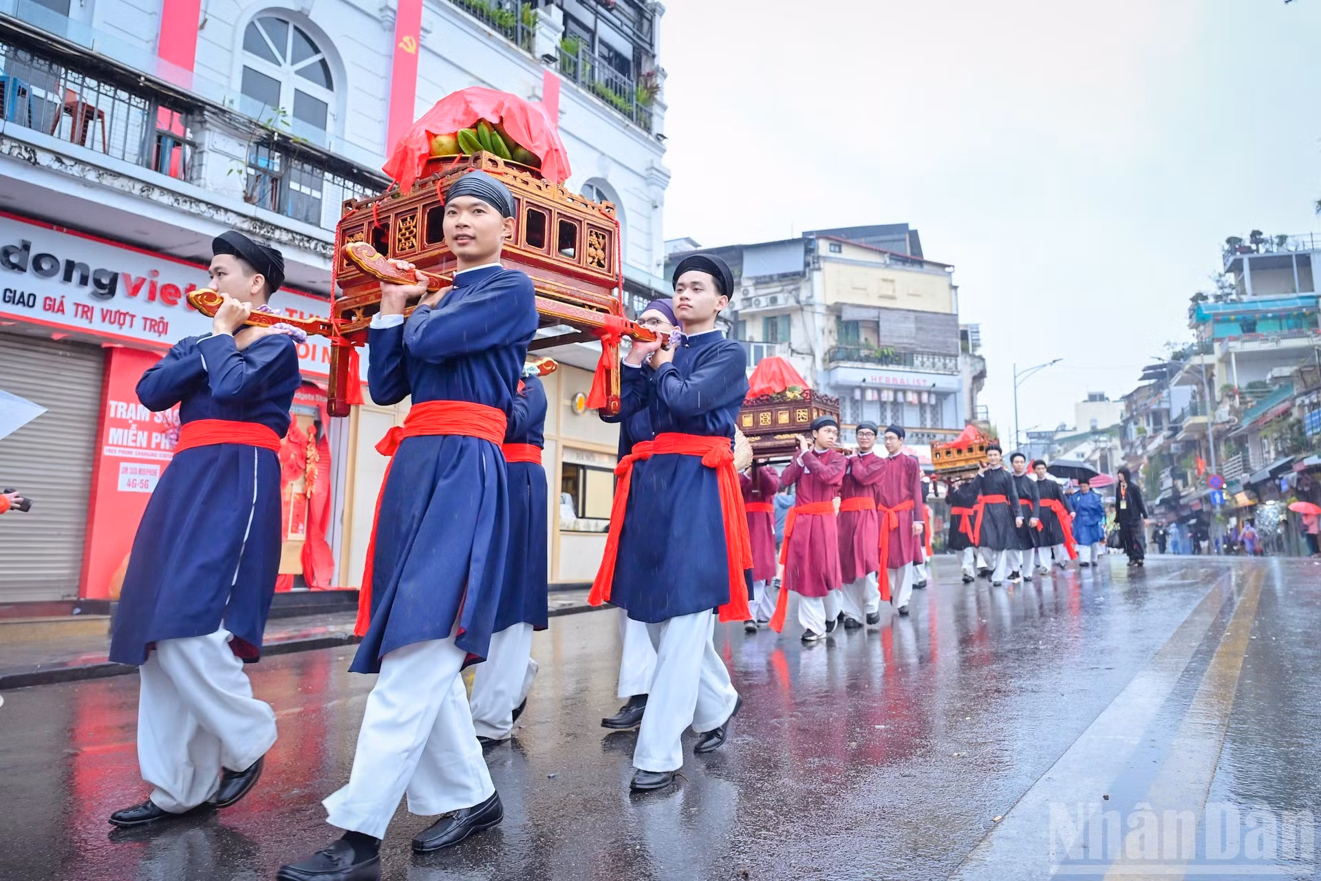 Le cortège a débuté à Ô Quan Chuong, puis s’est déplacé le long des rues Hang Chieu – Hang Duong – Hang Ngang – Hang Dao – Place Dong Kinh Nghia Thuc – Zone piétonne du lac Hoan Kiem (rues Le Thai To, Hang Khay, Dinh Tien Hoang, Dinh Liet, Hang Bac et Maison communale de Kim Ngan), avec des offrandes représentant des articles traditionnels de Hanoï.