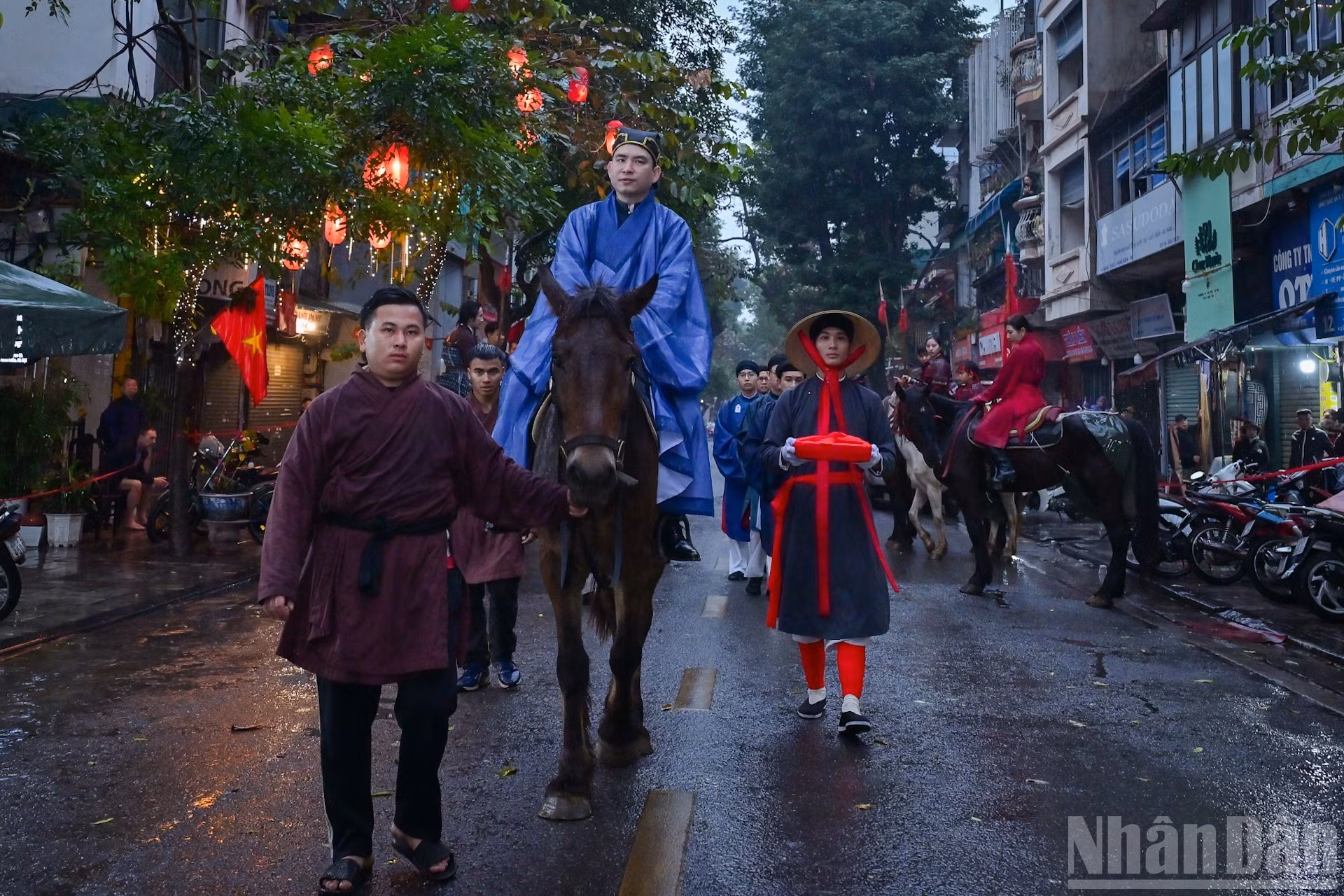 Le programme de cette année inclut la participation du Club équestre avec 15 chevaux montés, symbolisant la reconstitution de l’annonce annonçant l’arrivée du Tet et du printemps.