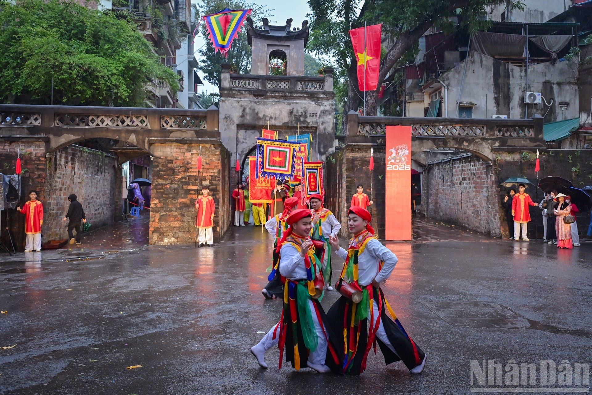 La danse traditionnelle « Con di danh bong » du village de Trieu Khuc a été présentée sur la scène patrimoniale, créant une connexion vivante entre les générations dans l’espace festif traditionnel.