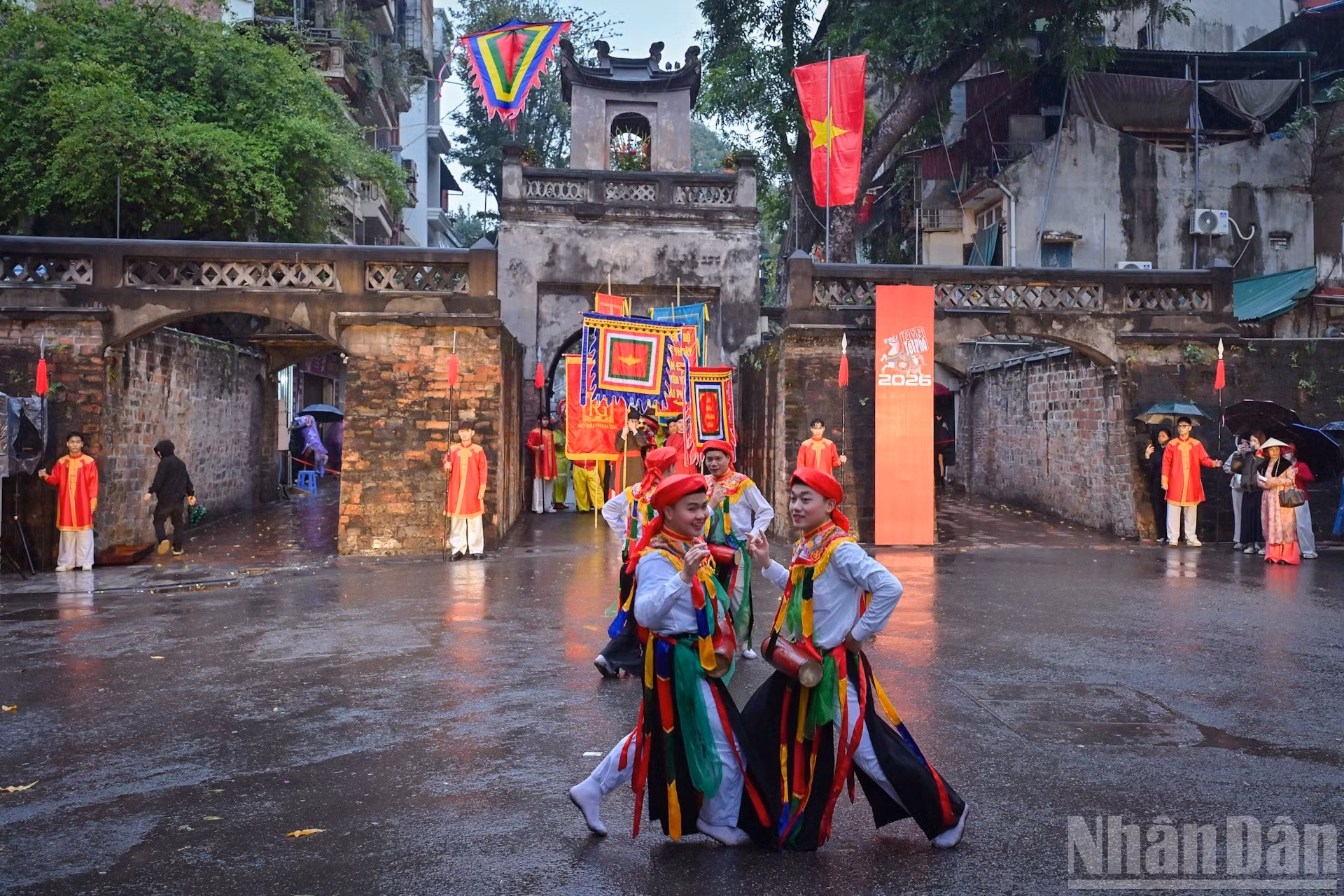 La danse traditionnelle « Con di danh bong » du village de Trieu Khuc a été présentée sur la scène patrimoniale, créant une connexion vivante entre les générations dans l’espace festif traditionnel.