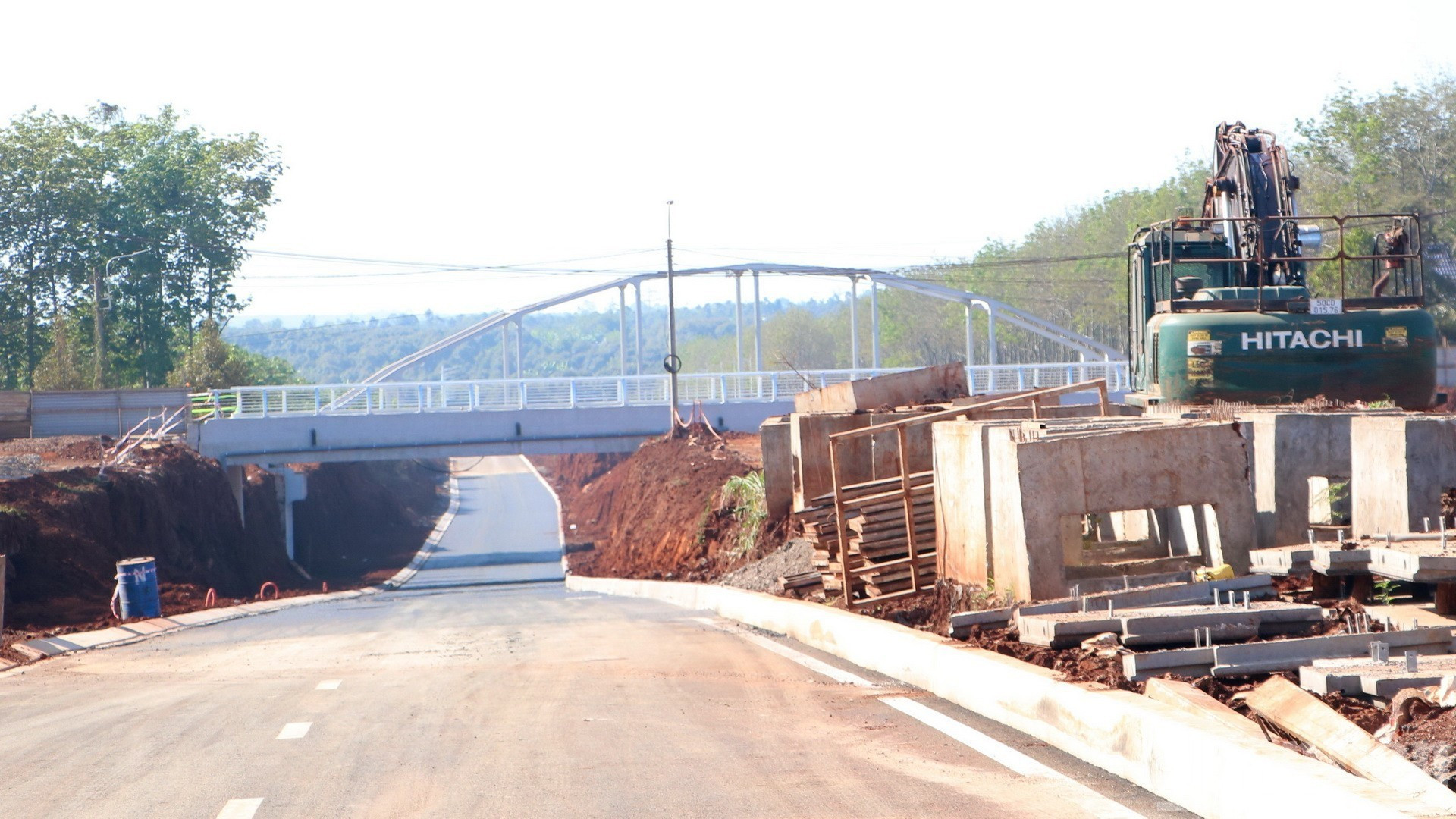 Les travaux de la route ont été lancés à la fin de l’année 2024. À ce jour, après plus d’un an de construction, le volume des travaux réalisés atteint environ 80 % de la valeur contractuelle et la mise en circulation technique a eu lieu le 3 février, à l’occasion du 96ᵉ anniversaire de la fondation du Parti communiste du Vietnam ; l’achèvement et la mise en exploitation complète sont prévus avant le 30 juin 2026.