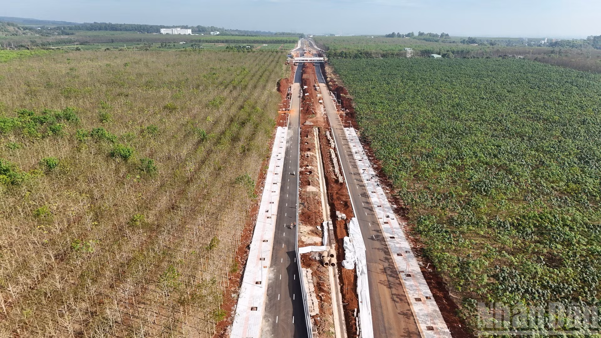 Une fois achevé, le projet de la route de ceinture 1 de Long Khanh ouvrira de nouveaux espaces de développement urbain pour la région. Il est appelé à devenir un axe périphérique ceinturant le centre-ville, reliant les infrastructures de transport urbain et allégeant la pression du trafic sur la Route nationale 1 ; tout en créant de nouveaux espaces de développement, en valorisant le potentiel foncier, en générant une dynamique d’attraction des investissements, en élargissant l’urbanisation et en stimulant le développement socio-économique de la zone urbaine de Long Khanh.