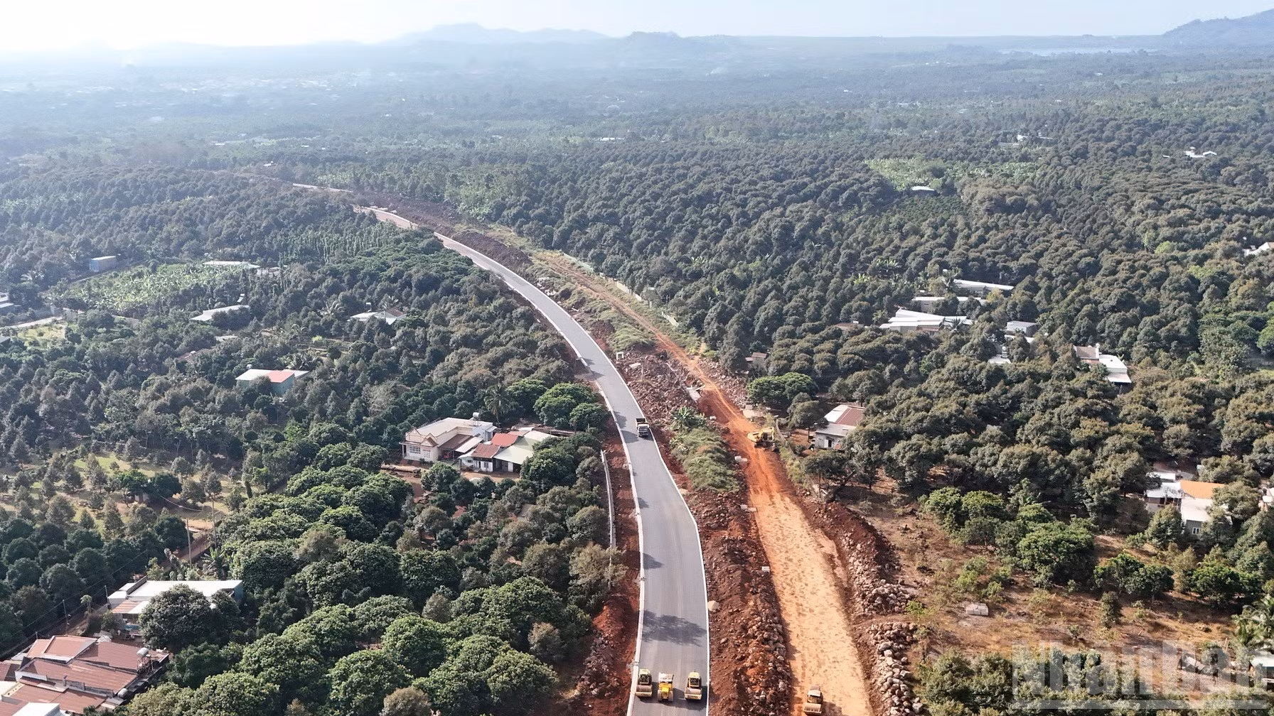 Actuellement, les entreprises poursuivent l’organisation des travaux et accélèrent le rythme afin d’achever rapidement le projet et de mettre la route en exploitation.