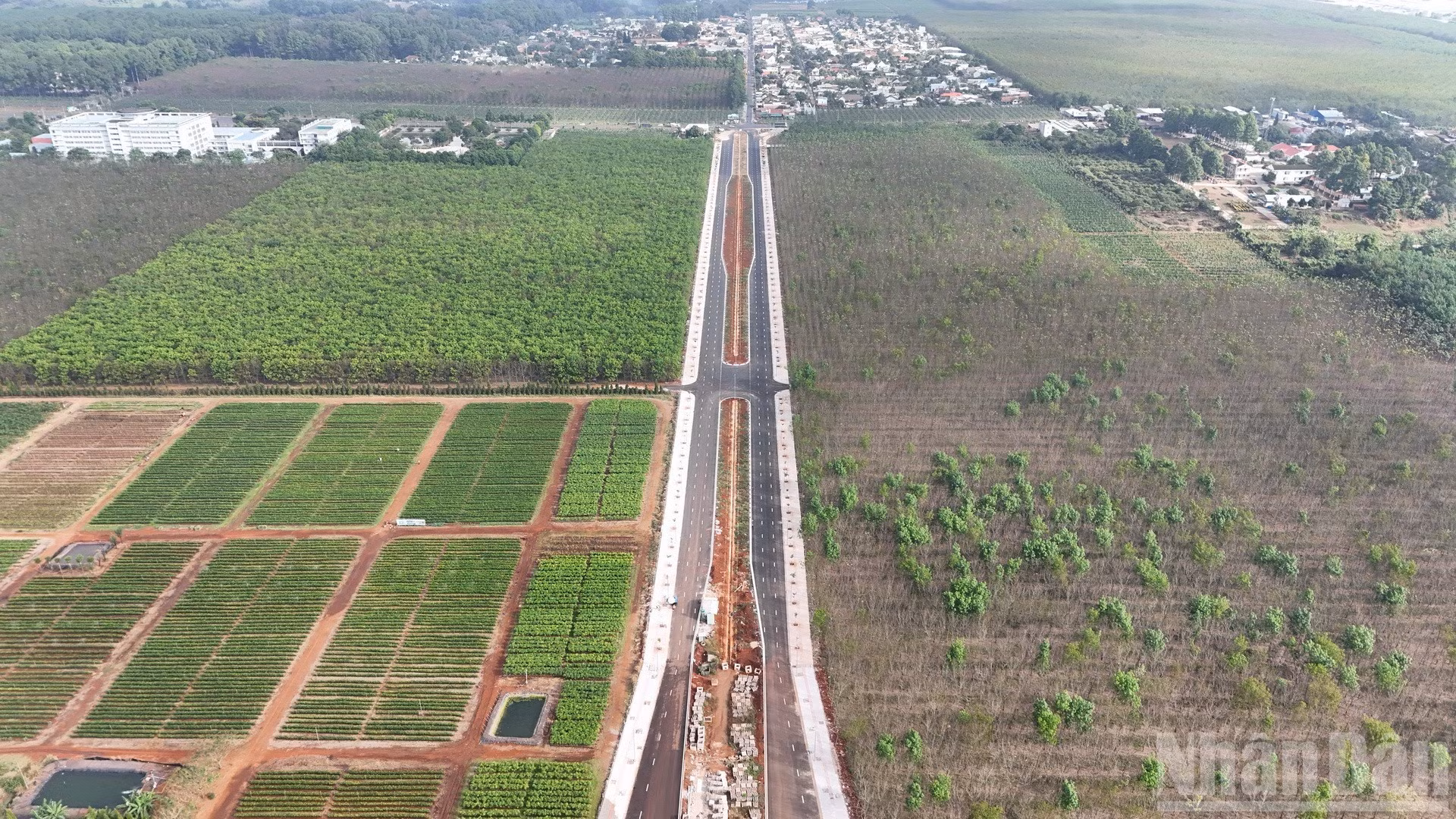 La route est dotée de systèmes de drainage, d’éclairage public, de plantations d’arbres ainsi que d’équipements de sécurité routière.